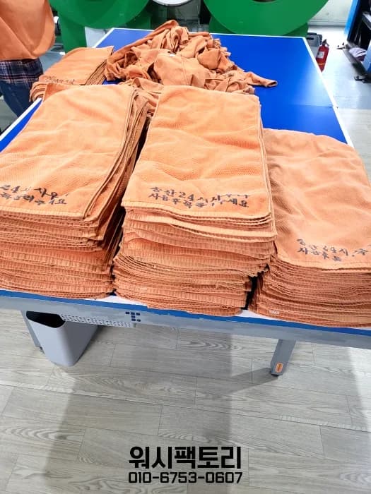 접어 쌓은 수건 배경 사진