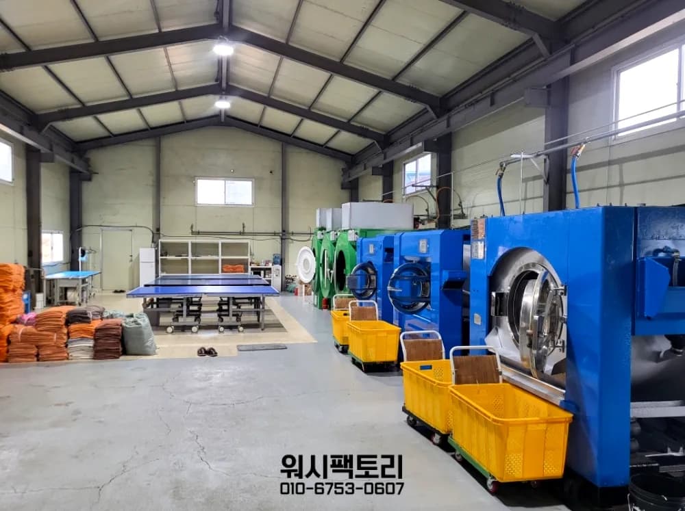 피부샵 수건세탁 베드에 까는 큰 수건과 손 수건을 나눠 접어 드립니다